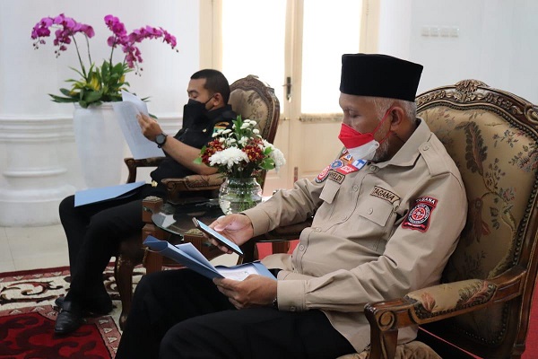 Gubernur Sumbar, Mahyeldi saat menfasilitasi pertemuan KONI Sumbar dengan sejumlah bupati/wali kota di Padang, Kamis (21/8/2021). (Foto: Biro Adpim Sumbar)