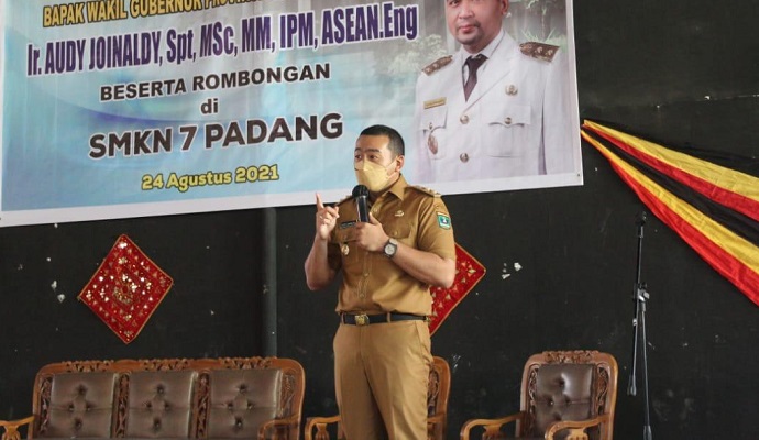 Wakil Gubernur Sumbar, Audy Joinaldi saat berkunjung ke SMKN 7 Padang, Selasa (24/8/2021). (Foto: Adpim Sumbar)
