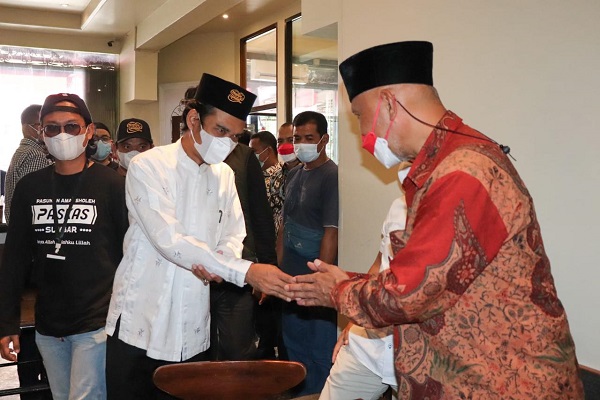 Ustaz Abdul Somad saat bersilaturahmi dengan Gubernur Sumbar Mahyeldi di Padang, Kamis (26/8/2021). (Foto: Adpim Sumbar)