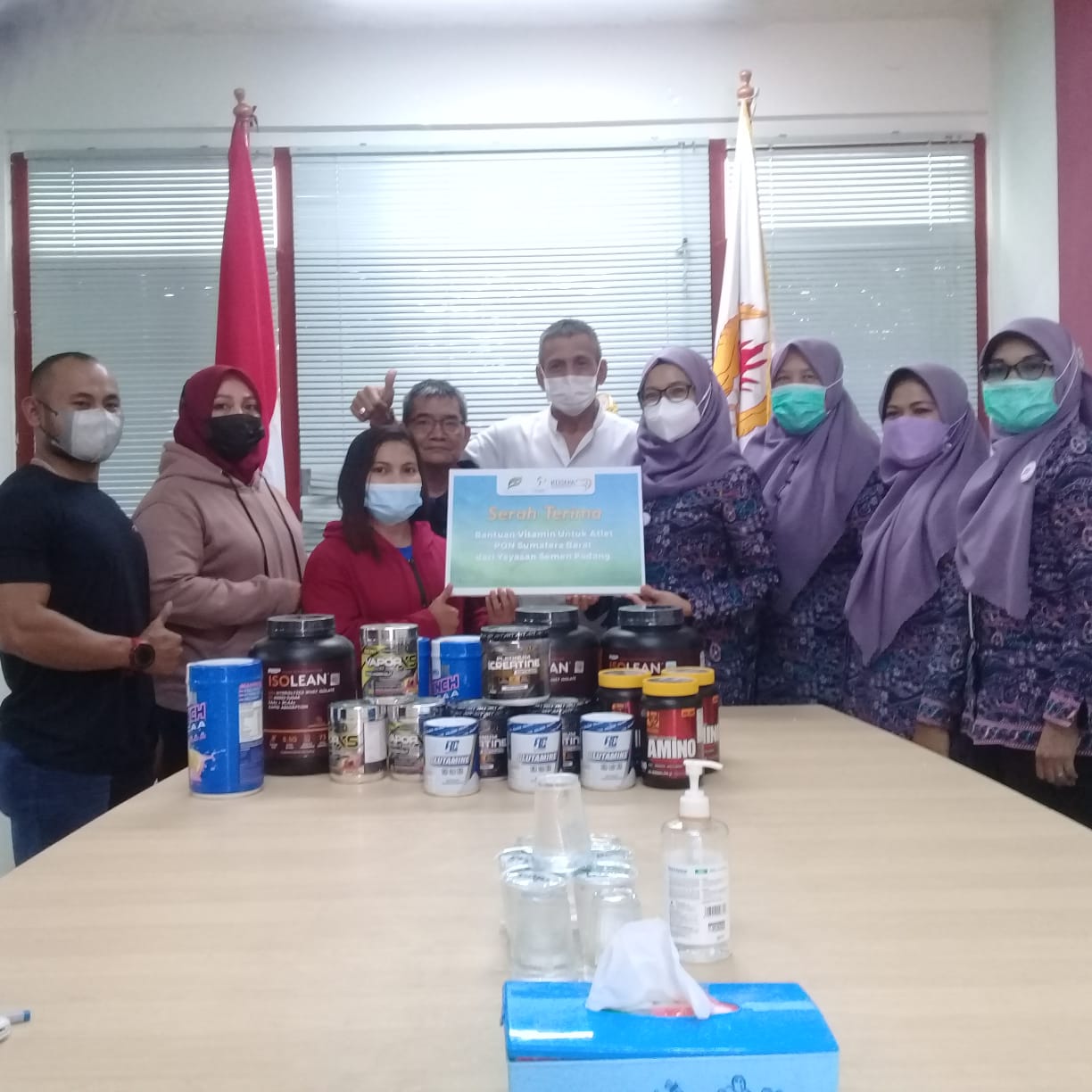 Ketua KONI Sumbar, Agus Suardi menerima bantuan suplemen dan vitamin dari Semen Padang Hospital (SPH) untuk atlet asal Sumbar yang bertanding di PON XX Papua. (Foto: Dok. Istimewa)