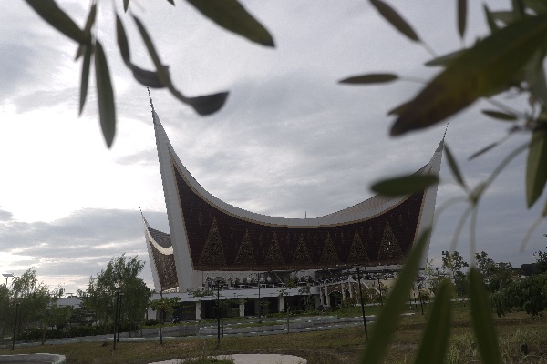Masjid Raya Sumbar, sebagai ikon Ranah Minang. (Foto Instagram @pesonaid_travel)
