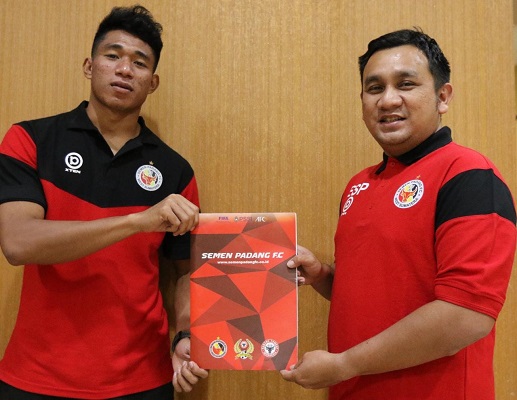 Serdhy "Rocky" Ephyfano diperkenalkan oleh manajemen Semen Padang FC. (Foto: Dok. MO SPFC)