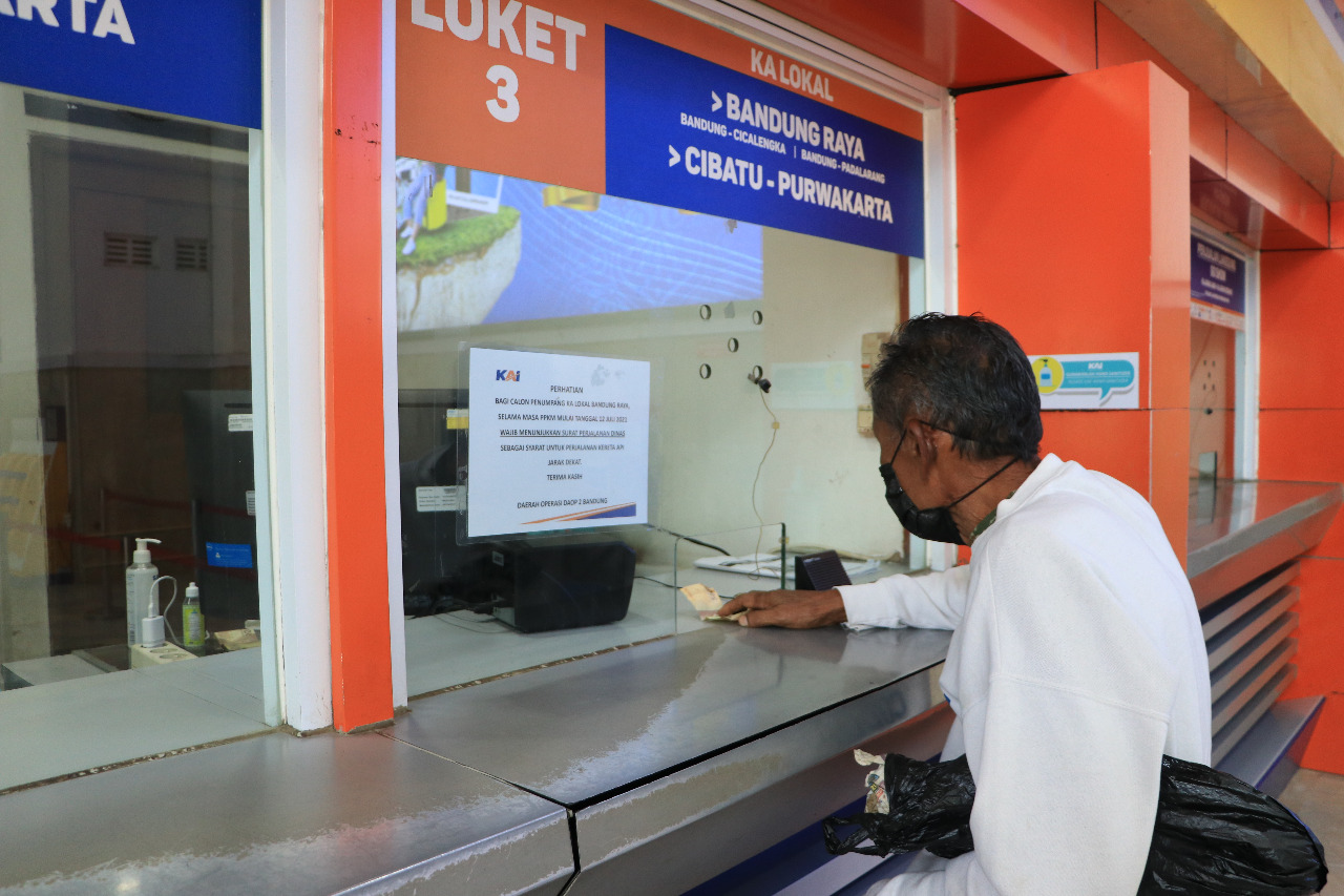 Calon penumpang kereta api melakukan proses pembelian tiket di Daop 2 Bandung. (Foto: Dok. KAI Daop 2 Bandung)
