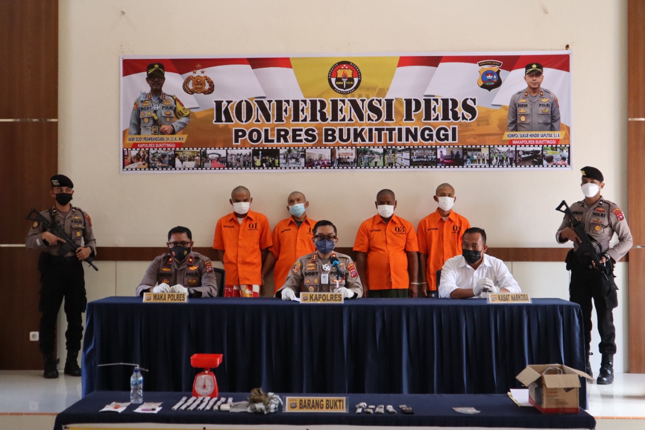 4 Pelaku penyalahgunaan narkotika yang ditangkap oleh Polres Bukittinggi sepanjang Rabu hingga Jumat (18-20/8/2021). (Foto: Dok. Humas Polres Bukittinggi)