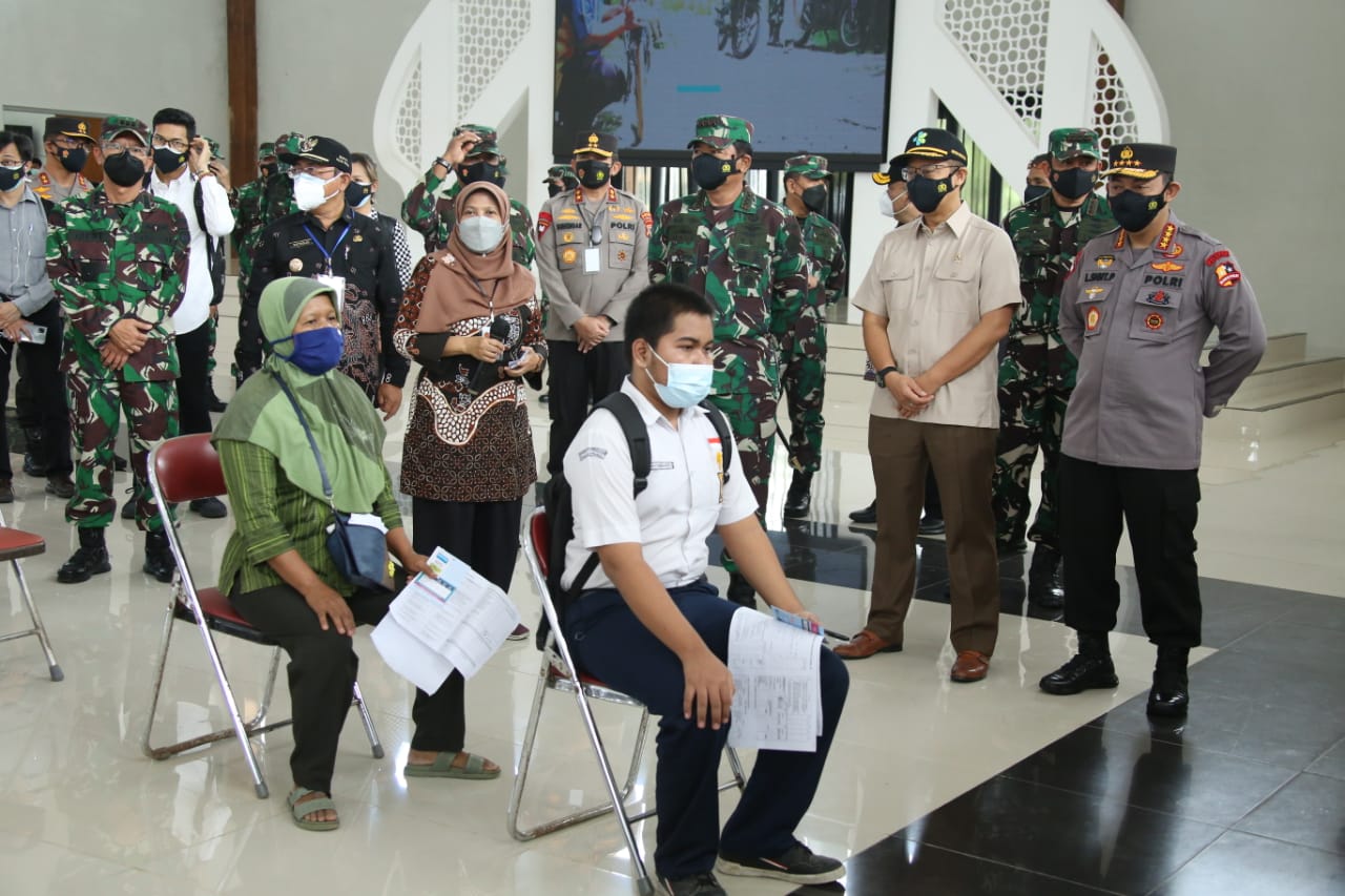 Kapolri, Jenderal Listyo Sigit Prabowo saat meninjau vaksin di Kulonprogo, DIY. (Foto: Dok. Divisi Humas Polri)