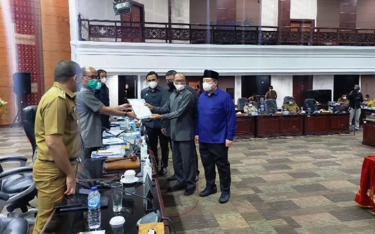 Ketua DPRD Sumatera Barat, Supardi didampingi para wakil ketua saat menerima dokumen ajuan hak angket dari 33 legislator DPRD Sumbar. Terlihat Wakil Gubernur Sumatera Barat, Audy Joinaldy menyaksikan penyerahan berkas hak angket oleh HM Nurnas.
