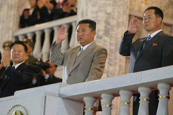 Pemimpin Korea Utara, Kim Jong Un (tengah). (Foto: Dok. Twitter/@martyn_williams)