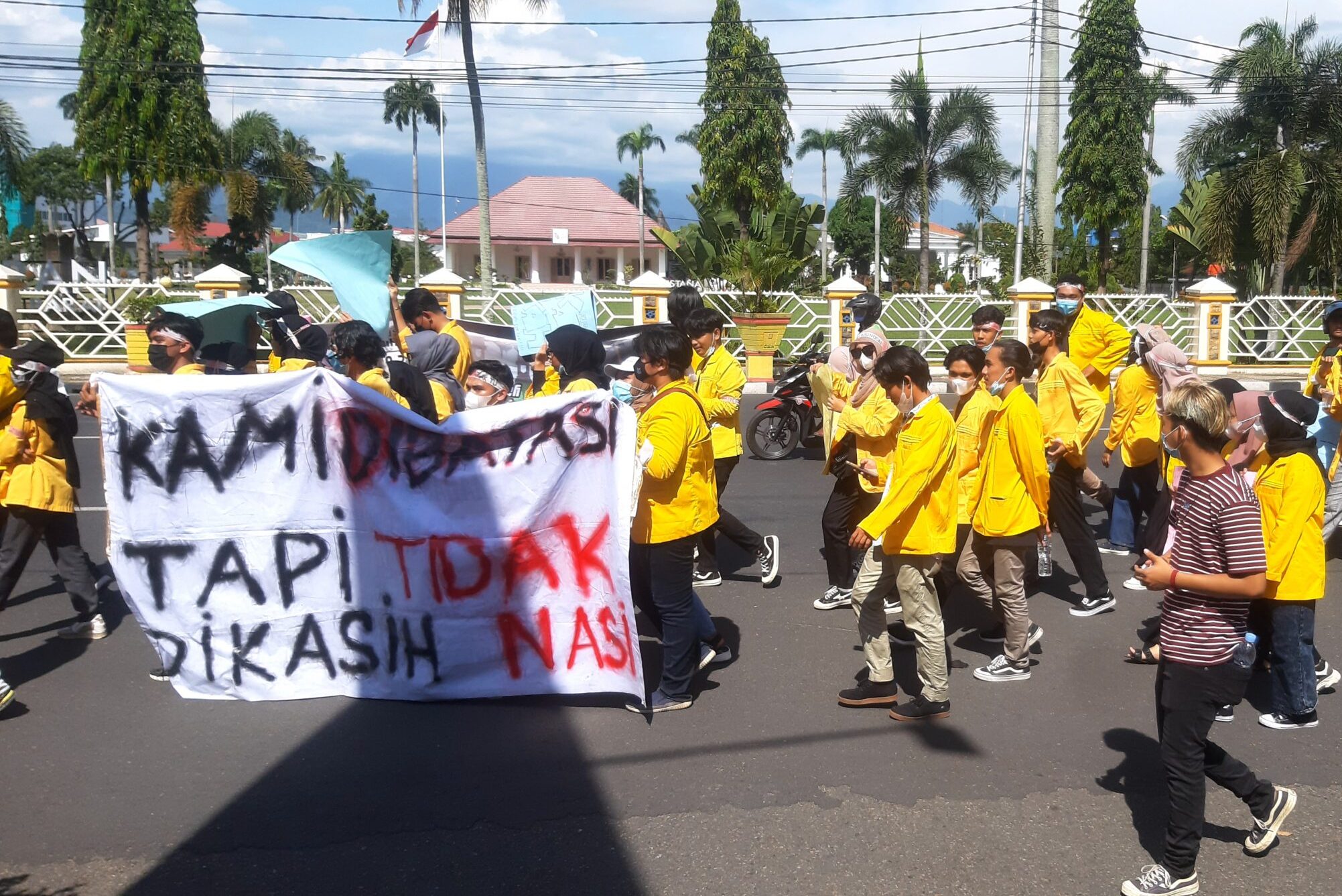 Jalan Jenderal Sudirman di Padang Terblokir, Mahasiswa se Sumbar Demo Covid-19