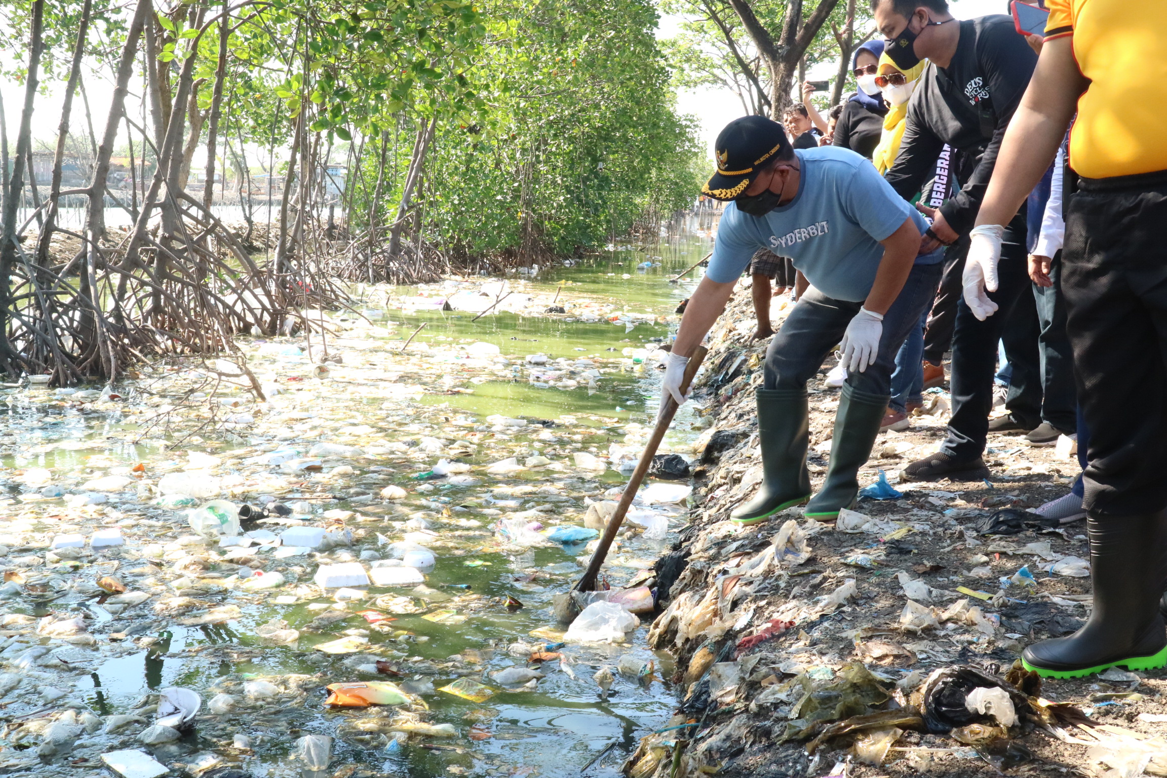 Puncak  World Cleanup Day di Pesisir Utara, Wali Kota Cirebon Ajak Rakyat Merawat Kawasan Pesisir