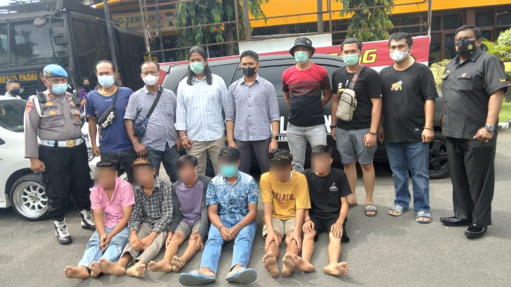 Sejumlah pelaku begal yang ditangkap oleh Tim Klewang Satreskrim Polresta Padang. (Foto: Dok. Istimewa)