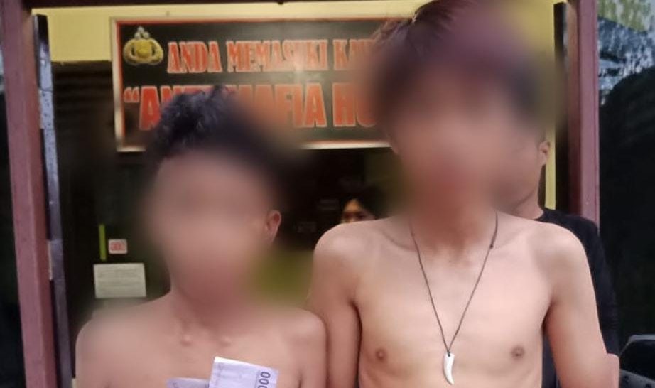 Dua pelaku pencurian kotak infak tanpa busana di Kabupaten Solok. (Foto: Dok. Tim Karawai)
