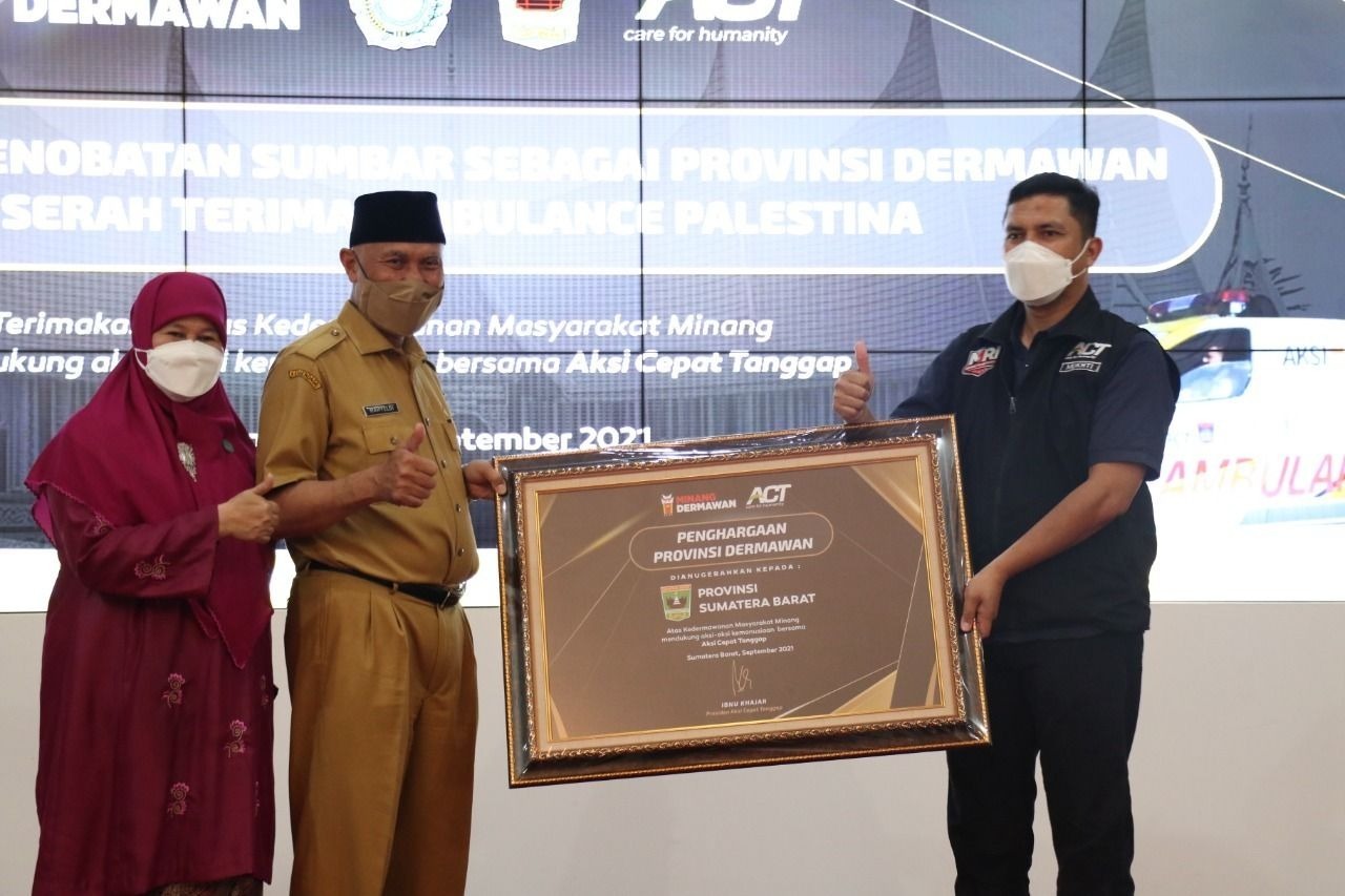 Provinsi Sumatera Barat didaulat sebagai Provinsi Dermawan versi ACT. Vice President National Philantropi Network ACT, Mukhti memberikan plakat penghargaan tersebut kepada Gubernur Sumatera Barat, Mahyeldi didampingi Harneli Bahar.