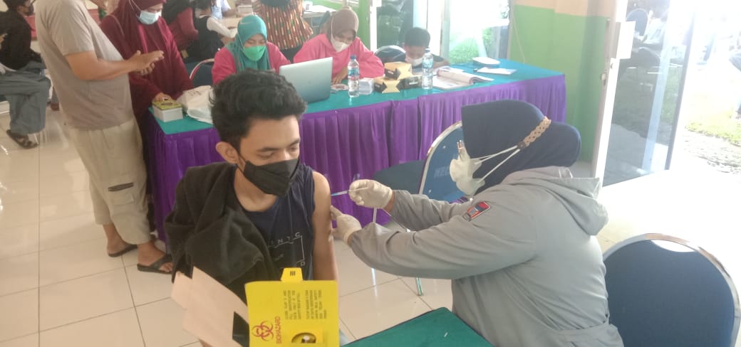 Peserta vaksin Covid-19 tahap kedua di Kecamatan Lubuk Begalung. (Foto: Dok. Istimewa)