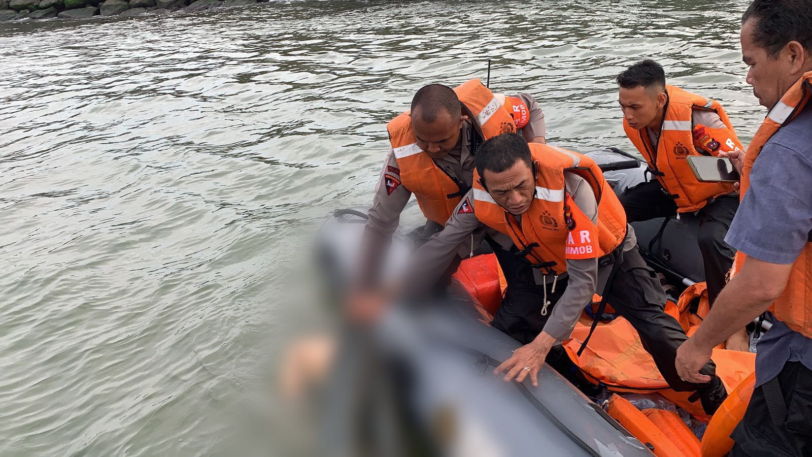 Petugas mengevakuasi korban terakhir remaja hanyut di Pantai Padang. (Foto: Dok. Pusdalops PB Kota Padang)