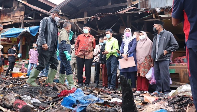 Gubernur Sumatera Barat (Sumbar), Mahyeldi meninjau lokasi kebakaran Pasar Bawah, Bukittinggi, Minggu (12/9/2021). (Foto: Adpim Sumbar)