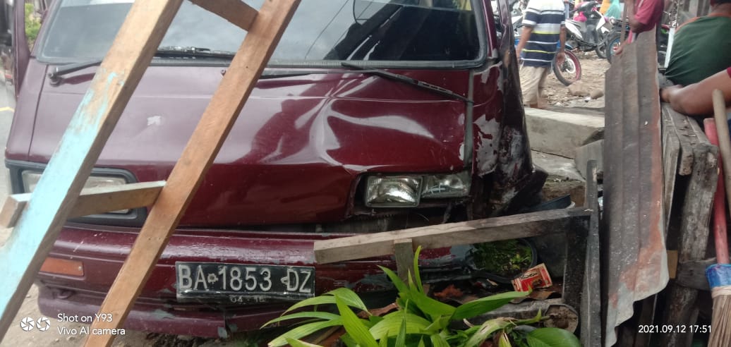 Kondisi mobil yang mengalami kecelakaan di kawasan Panti, Kabupaten Pasaman, Sumatera Barat (Sumbar) pada Minggu (12/9/2021) sore. (Foto: Dok. Polres Pasaman)