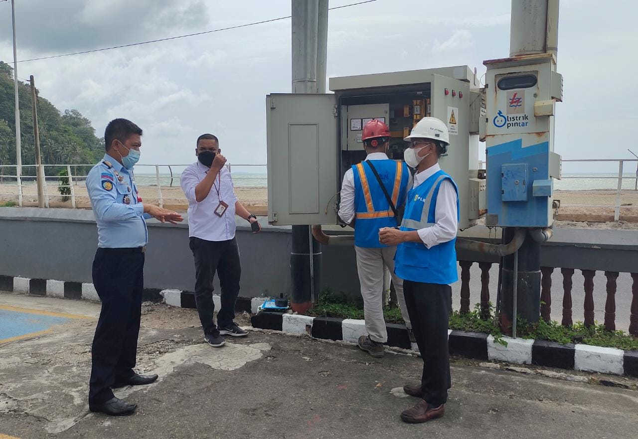 Kasubbag TU Lapas Kelas IIA Padang mendampingi PLN mengecek instalasi listrik di lingkungan Lapas. (Foto: Dok. Humas Lapas Kelas IIA Padang)