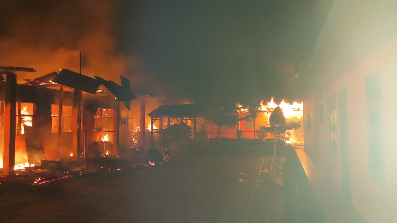 Api menghanguskan sejumlah bangunan di Ponpes Nurul Iman, Sitiung. (Foto: Dok. Humas Polres Dharmasraya)|Polisi memasang garis pembatas di lokasi kebakaran Pondok Pesantren Nurul Iman Dharmasraya. (Foto: Dok. Polres Dharmasraya)