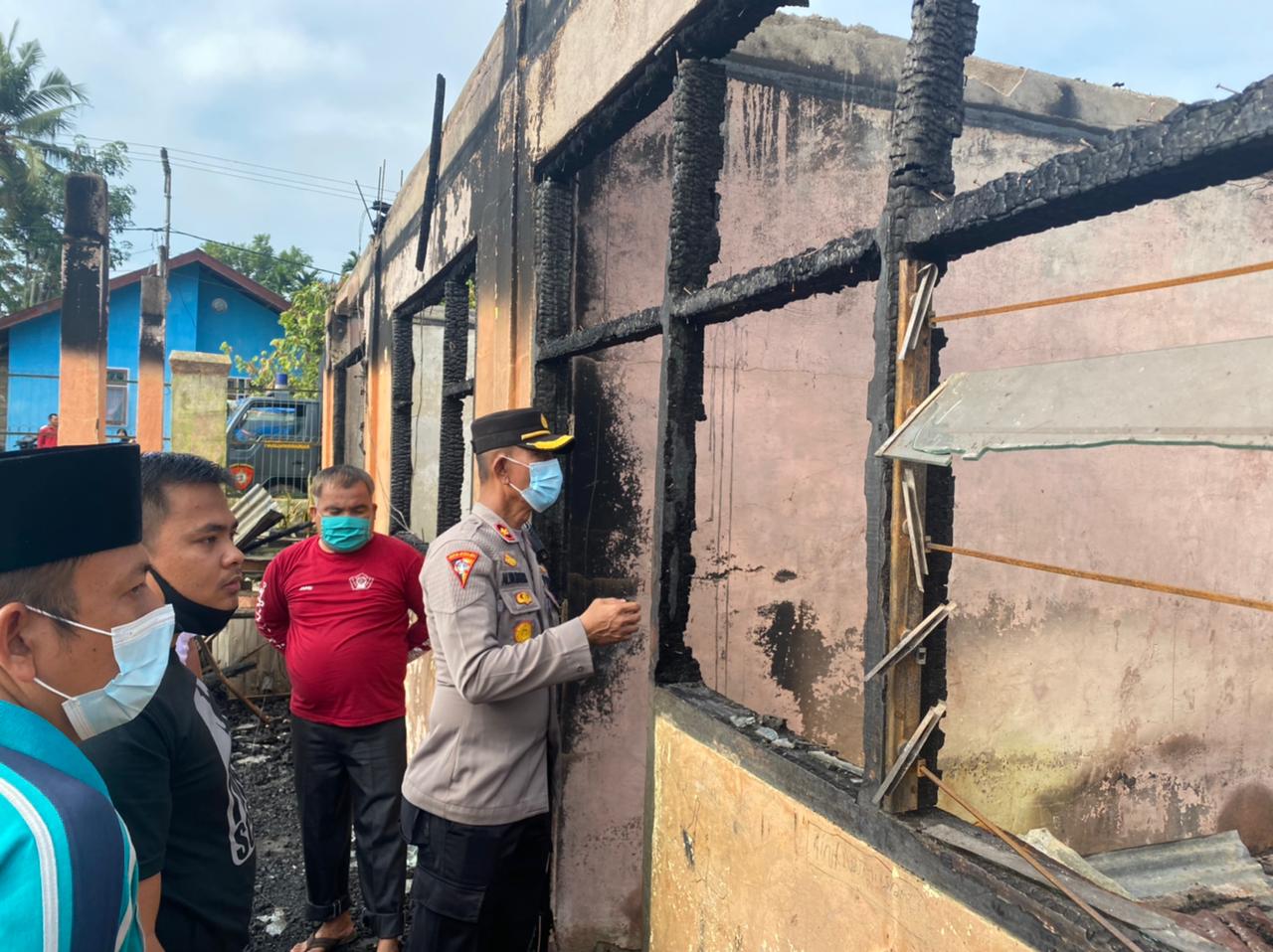 Wakapolres Dharmasraya, Kompol Alwi Haskar melakukan pengecekan pasca ponpes Nurul Iman terbakar. (Foto: Dok. Humas Polres Dharmasraya)