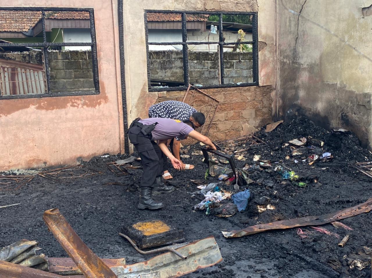 Polisi membantu membersihkan puing-puing bangunan yang tebrakar di Ponpes Nurul Iman Dharmasraya. (Foto: Dok. Humas Polres Dharmasraya)