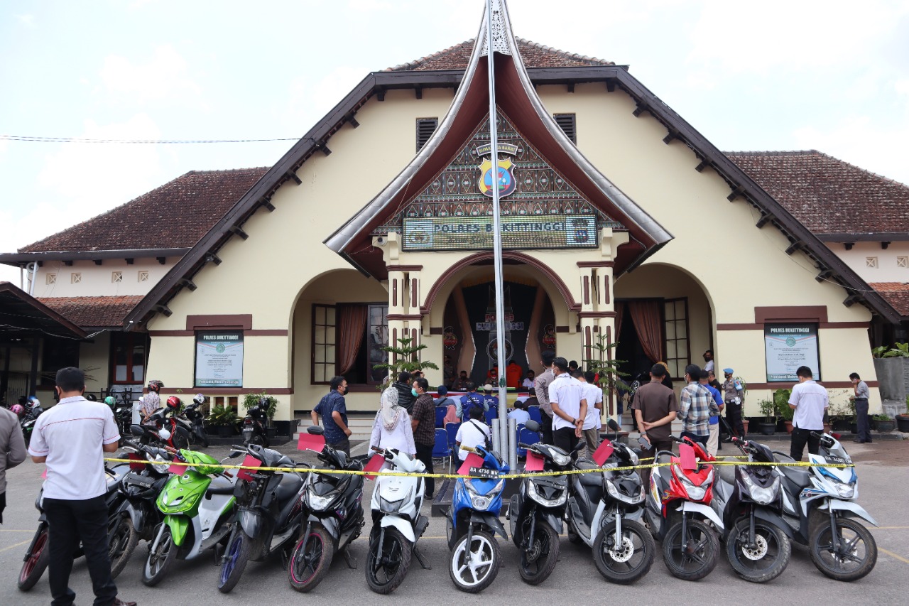 12 sepeda motor hasil curian yang dilakukan oleh dua warga Bukittinggi. (Foto: Dok. Polres Bukittinggi)