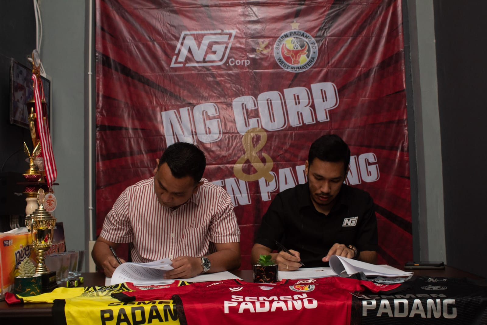 Manajer SPFC, Effendi Syahputra (kiri) dan CEO NG Corp, icho Christian Ersada Ginting (kanan) menandatangani kerjasama sponsor Liga 2 2021. (Foto: Dok. MO SPFC)