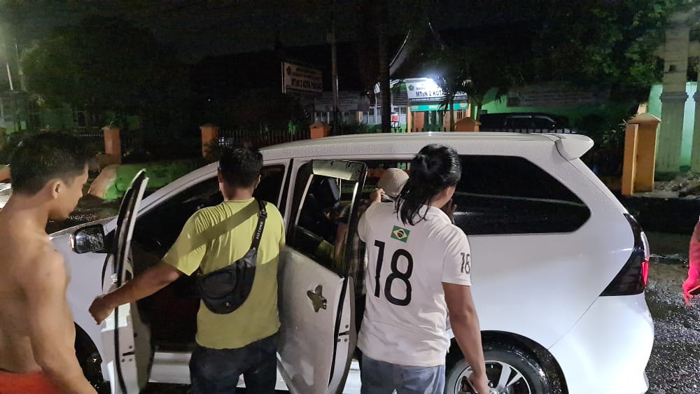 Pelaku pengeroyokan ditangkap Tim Gagak Hitam di Kota Padang pada Jumat (17/9/2021) malam. (Foto: Dok. Tim Gagak Hitam)