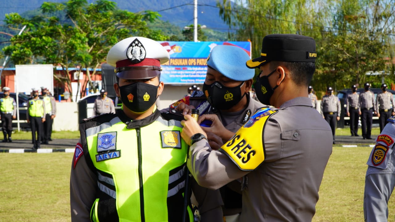 Kapolres Padang Panjang, AKBP Novianto Taryono memasangkan pita Operasi Patuh Singgalang 2021. (Foto: Dok. Humas Polres Padang Panjang)