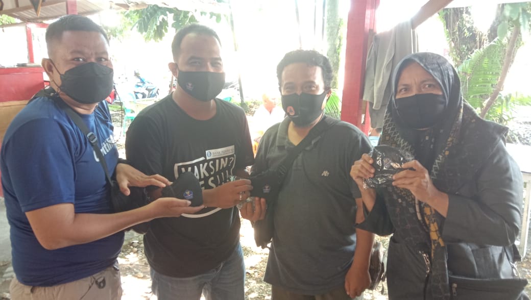 Sejumlah awak media menerima masker dari BNPB yang disalurkan via BPBD Padang. (Foto: Dok. Istimewa)