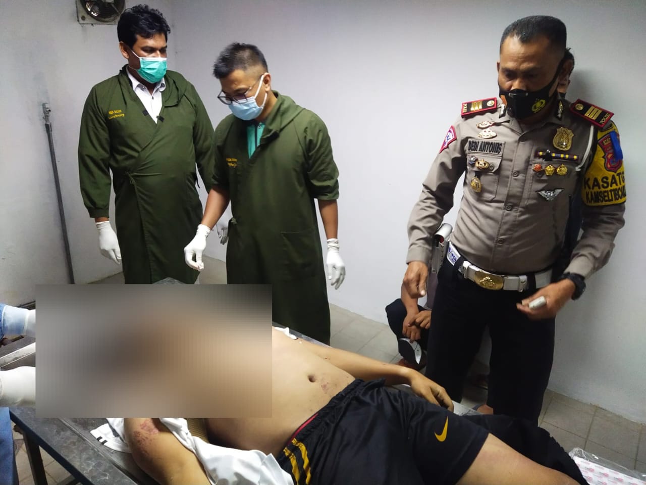 Kasat Lantas Polres Padang Panjang, AKP Dedi Antonis melihat kondisi anggotanya yang mengalami kecelakaan. (Foto: Dok. Polres Padang Panjang)