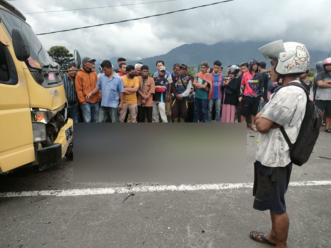 Warga menyaksikan kecelakaan truk dan motor yang menewaskan seorang polisi. (Foto: Dok. Polres Padang Panjang)