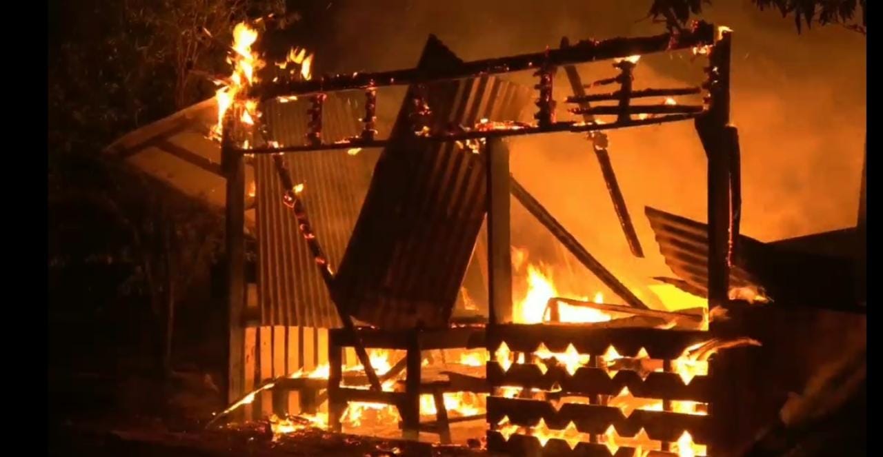 Kobaran api menghanguskan rumah di kawasan Tarantang, Kecamatan Lubuk Kilangan pada Kamis (23/9/2021) dini hari. (Foto: Dok. Istimewa)