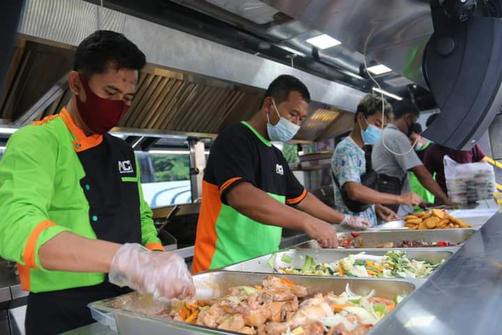 Sejumlah juru masak menyajikan hidangan makanan untuk masyarakat kurang mampu. (Foto: Dok. ACT)