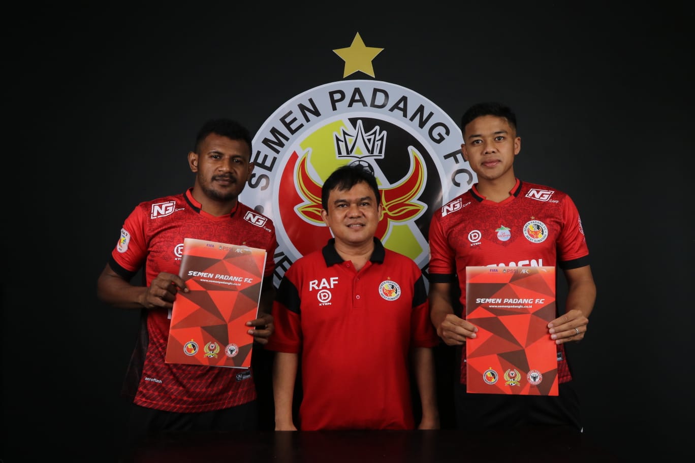 Dari kiri ke kanan: Bryannus Muabuay, CEO Semen Padang FC, Hasfi Rafiq dan Feri Sitianto. (Foto: Dok. MO SPFC)