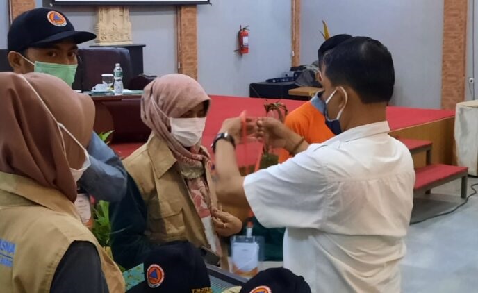 Kepala Bidang Rehab dan Rekon BPBD Sumbar, Suryadi Eviontri memasangkan tanda peserta Jitu Pasna pada angkatan III tahun 2021, Rabu (9/9/2021).