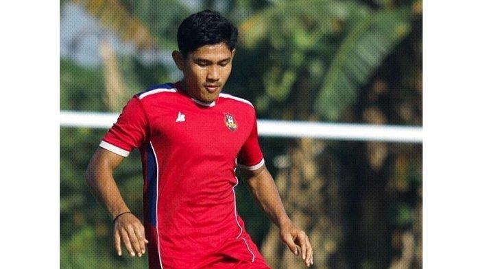 Pemain Semen Padang FC, Amar Prayogi, mengenakan kostum Karo United. 