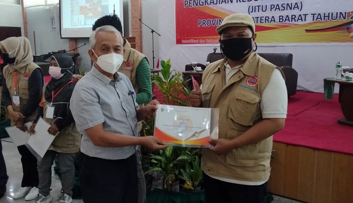 Penyerahan sertifikat kepada peserta Jitu Pasna angkatan ke-3, Sabtu (11/9/2021), di Hotel Imelda Padang.