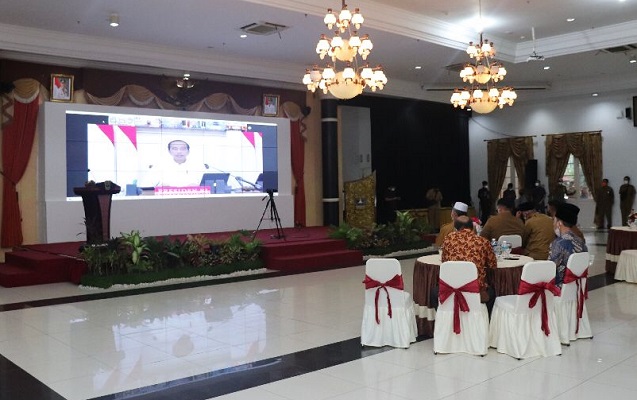 Gubernur Sumbar Mahyeldi saat pertemuan dengan Presiden RI Jokowi secara virtual dengan aplikasi Zoom, Senin (25/10/2021). (Foto: Adpim Sumbar)