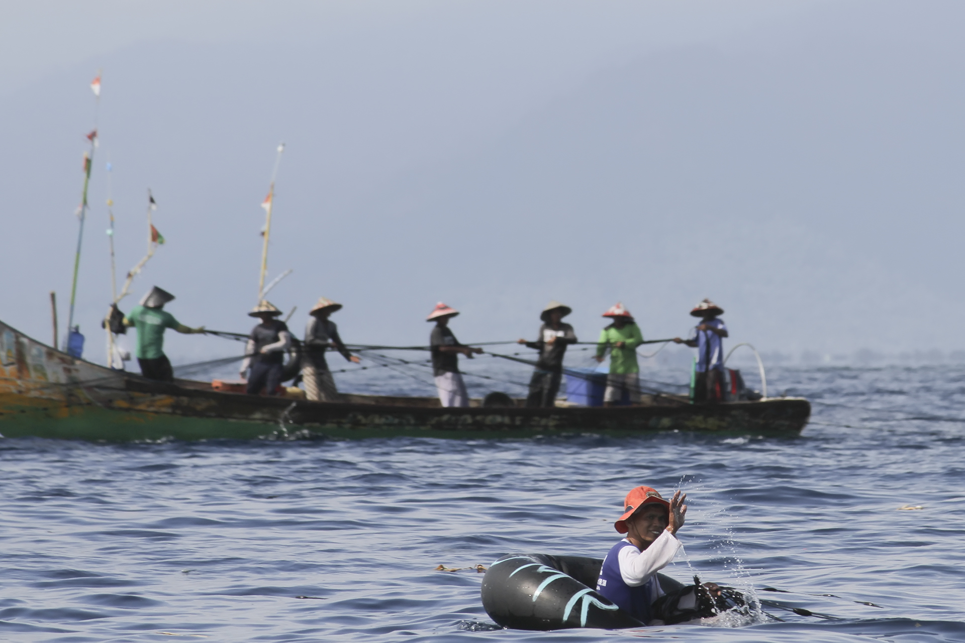 NELAYAN MELAUT | Gambar ini dipotret Juli 14, 2021 menunjukkan nelayan Indonesia di Kota Padang, Sumatera Barat tetap melaut untuk memperoleh rupiah dari hasil tangkapan ikan (?: @tanharimage / Kariadil Harefa)