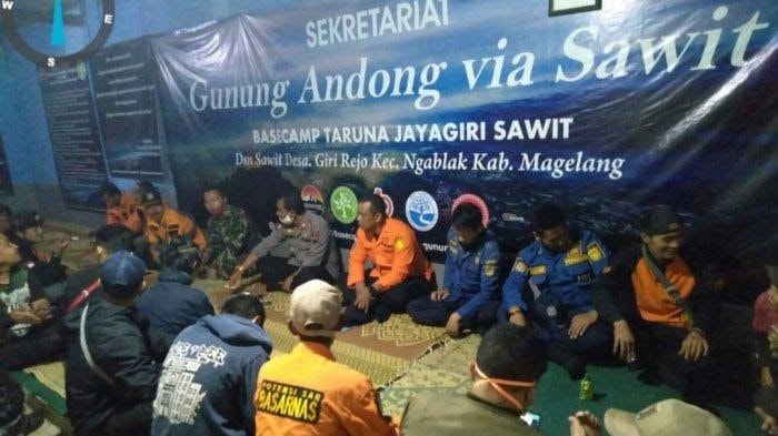 Tim Pencarian dan Pertolongan (SAR) dan tim SAR gabungan lainnya saat evaluasi dan pemetaan lokasi pencarian survivor yang hilang misterius di Gunung Andong, pukul 14.30 WIB, Minggu (17/10/2021). | Fariz Agung/Halonusa
