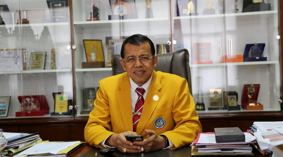 Rektor Universitas Negeri Padang (UNP), Ganefri. (Foto: Dok. UNP)