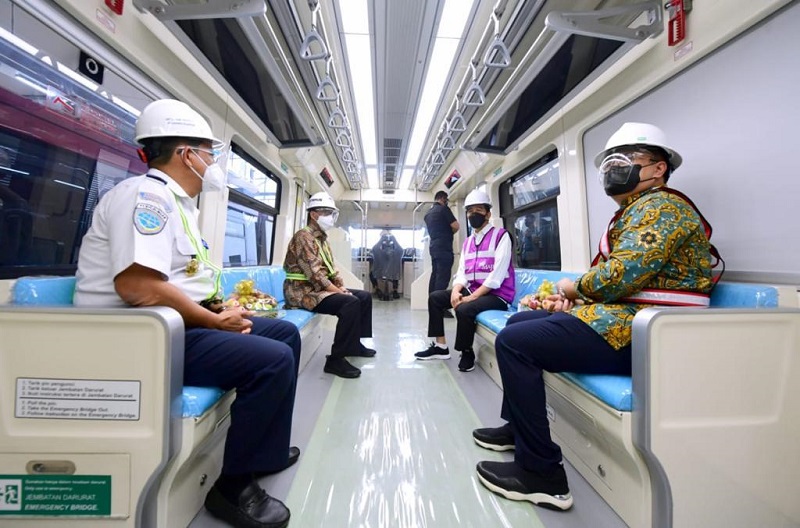 Presiden Jokowi didampingi Menhub Budi Karya Sumadi saat meninjau progres pembangunan LRT Jabodebek, Rabu (09/06/2021). (Foto: Biro Pers Setpres/Muchlis Jr)
