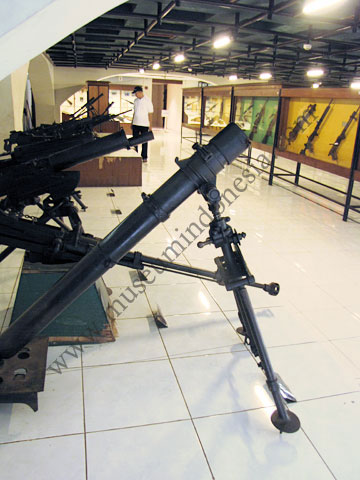 Ruang Senjata di dalam Museum Satriamandala | .museumindonesia