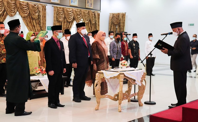 Gubernur Mahyeldi melantik tiga pejabat di lingkungan Pemerintah Provinsi Sumatera Barat (Sumbar), di Auditorium Gubernuran, Jumat (1/10/2021) sore. (Foto: Adpim Sumbar)