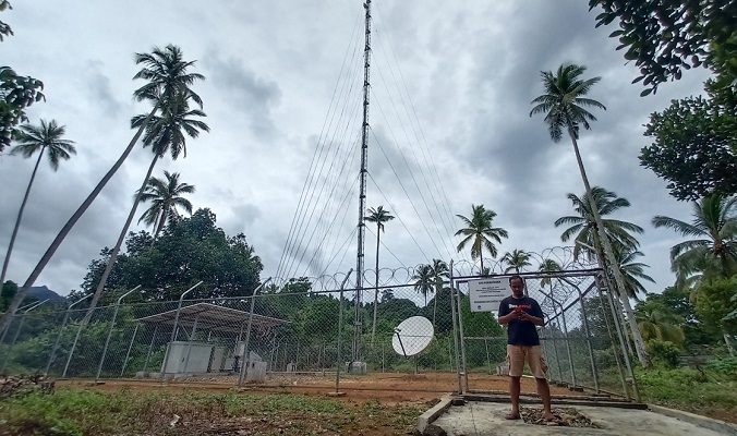 Seorang warga beraktivitas di dekat infrastruktur jaringan 4G USO yang dikelola XL Axiata di Desa Mekar Jaya, Bunguran Barat, Natuna, Senin (4/10/2021). (Foto: Humas XL Axiata)