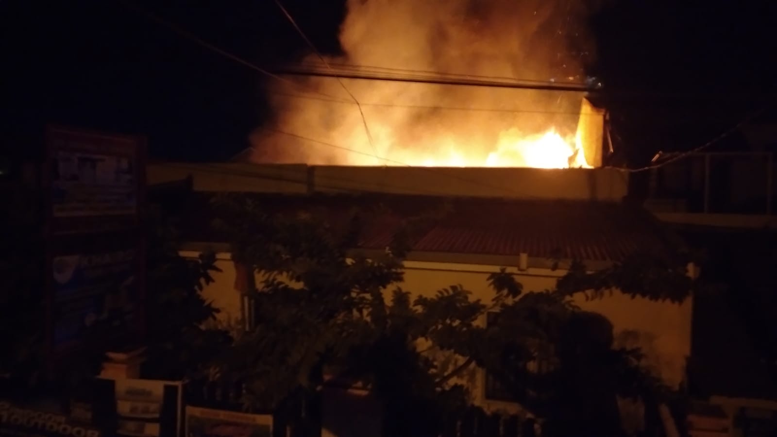 Kondisi kebakaran di Jalan Medan, Siteba, Kecamatan Nanggalo, Kota Padang pada Sabtu (9/10/2021) malam. (Foto: Dok. Istimewa)