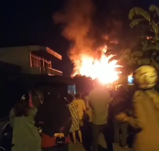 Masyarakat menjadikan kebakaran di Siteba sebagai sebuah tontonan. (Foto: Dok. Istimewa)