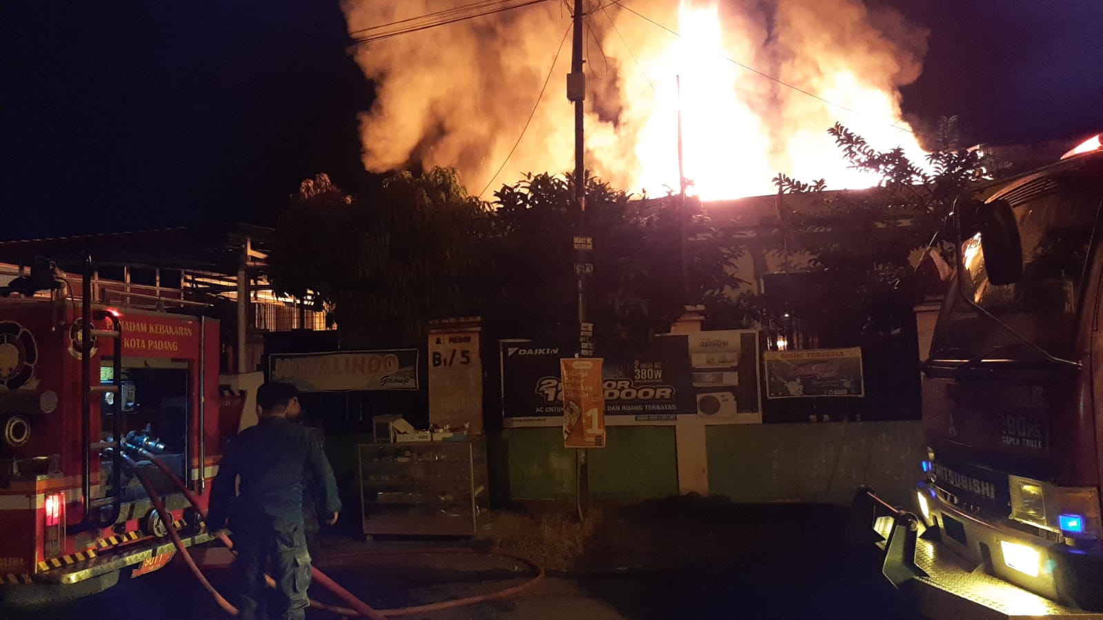 Kobaran api dari kebakaran di Siteba. (Foto: Dok. Dinas Damkar Padang)