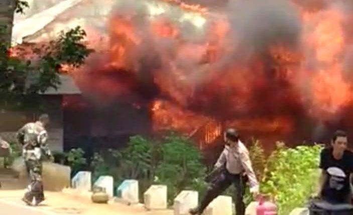 Petugas TNI dan Polri membantu mengevakuasi barang-barang dagangan yang mudah terbakar di sebelah Istano Basa Pagaruyung. (Foto: Dok. Istimewa)