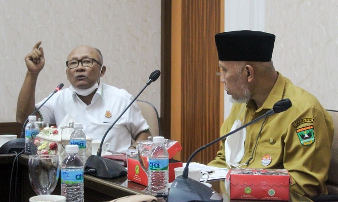 Kepala Kejati Sumbar, Anwarudin Sulistyono saat melakukan pertemuan dengan Gubernur Sumbar Mahyeldi, Selasa (19/10/2021). (Foto: Adpim Sumbar)